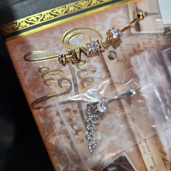 Belly piercings - Picture 2 of 5